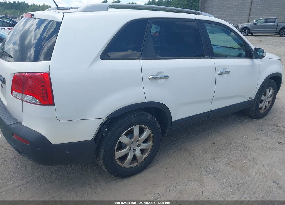 2011 KIA SORENTO LX VIN: 5XYKTCA11BG164847