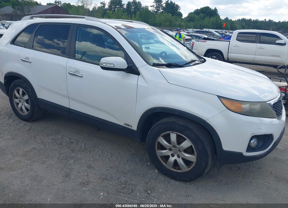 2011 KIA SORENTO LX VIN: 5XYKTCA11BG164847