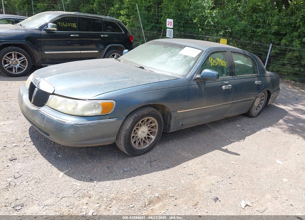 2002 LINCOLN TOWN CAR SIGNATURE VIN: 1LNHM82W52Y671574
