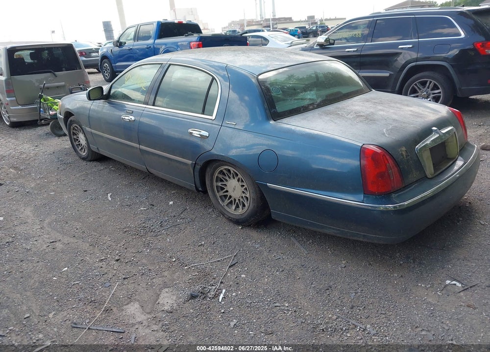 2002 LINCOLN TOWN CAR SIGNATURE VIN: 1LNHM82W52Y671574