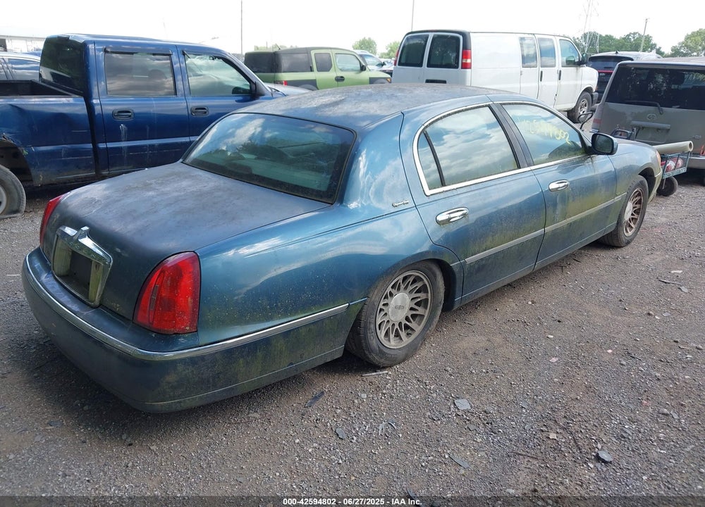 2002 LINCOLN TOWN CAR SIGNATURE VIN: 1LNHM82W52Y671574