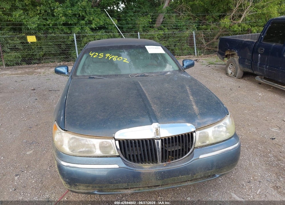 2002 LINCOLN TOWN CAR SIGNATURE VIN: 1LNHM82W52Y671574