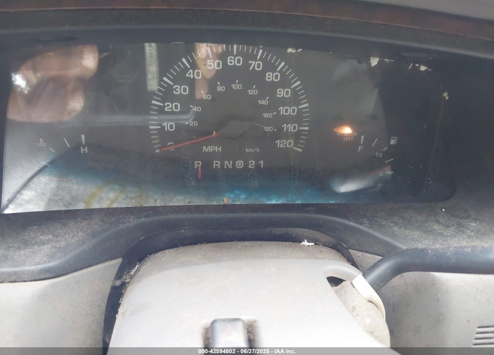 2002 LINCOLN TOWN CAR SIGNATURE VIN: 1LNHM82W52Y671574