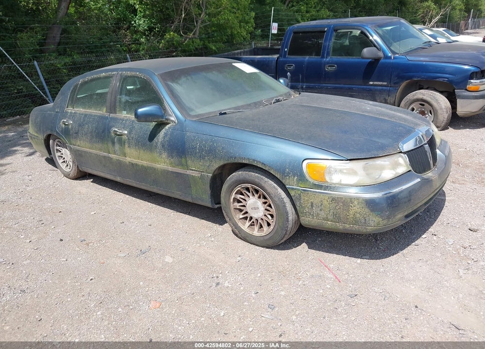 2002 LINCOLN TOWN CAR SIGNATURE VIN: 1LNHM82W52Y671574