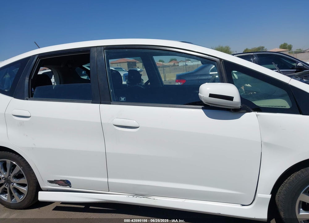 2013 HONDA FIT VIN: JHMGE8H52DC046494