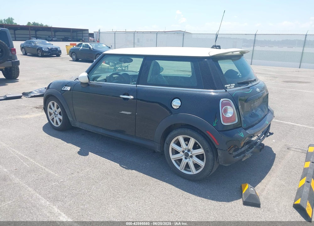 2011 MINI COOPER VIN: WMWSV3C50BTY24792
