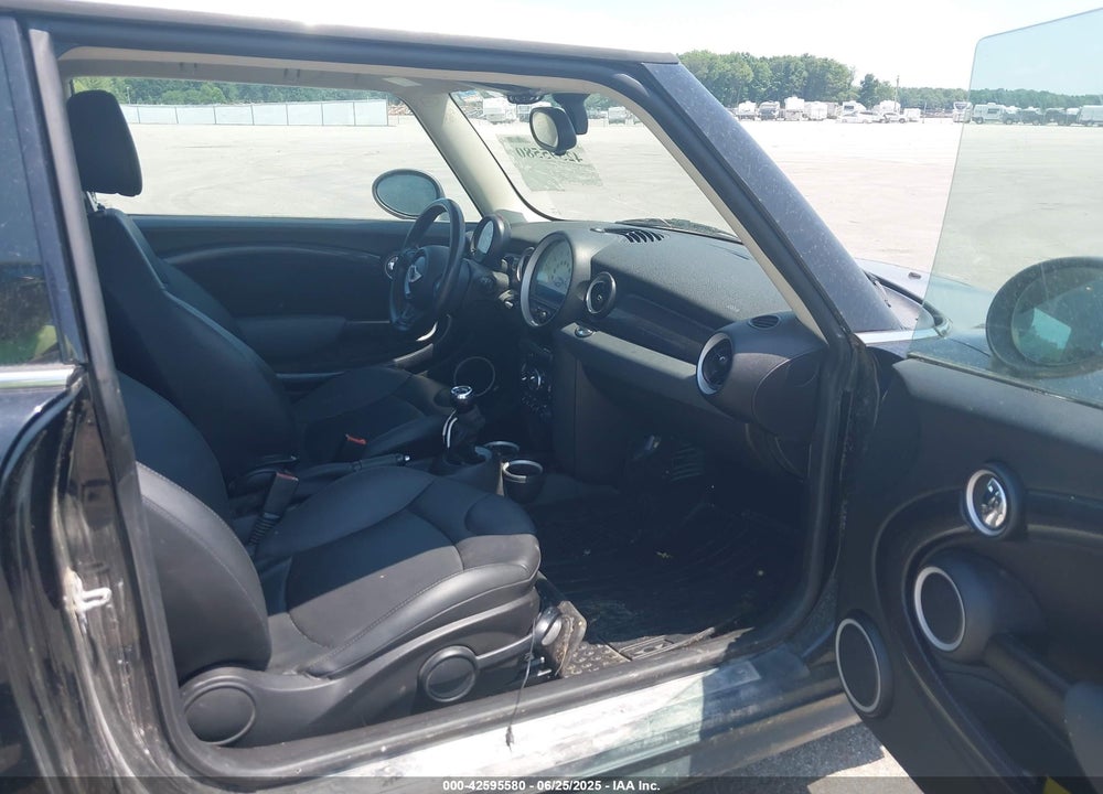 2011 MINI COOPER VIN: WMWSV3C50BTY24792