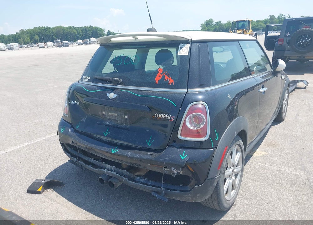 2011 MINI COOPER VIN: WMWSV3C50BTY24792