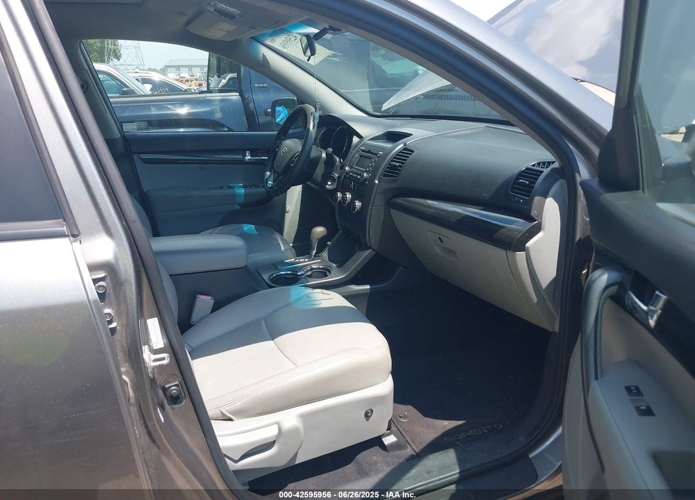 2013 KIA SORENTO LX VIN: 5XYKT3A17DG405636