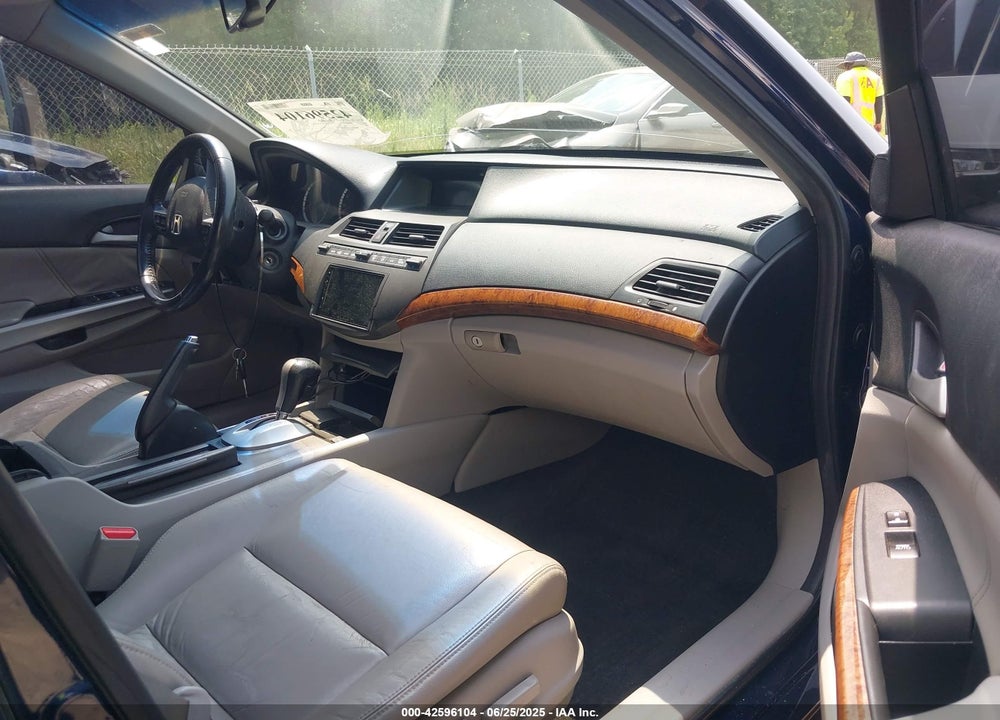 2011 HONDA ACCORD VIN: 1HGCP2F84BA065949