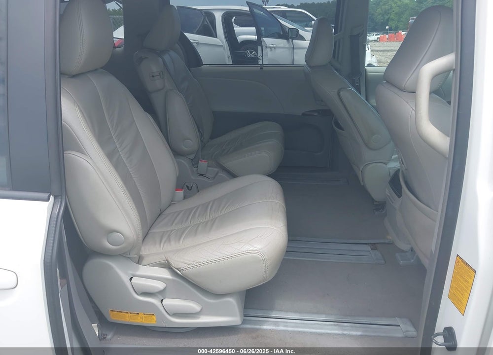 2011 TOYOTA SIENNA VIN: 5TDYK3DC9BS105526