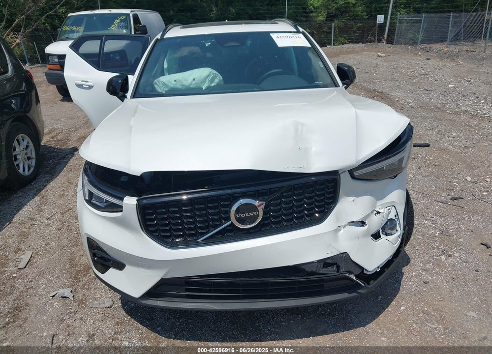 2025 VOLVO XC40 B5 PLUS DARK THEME VIN: YV4L12UC9S2582694