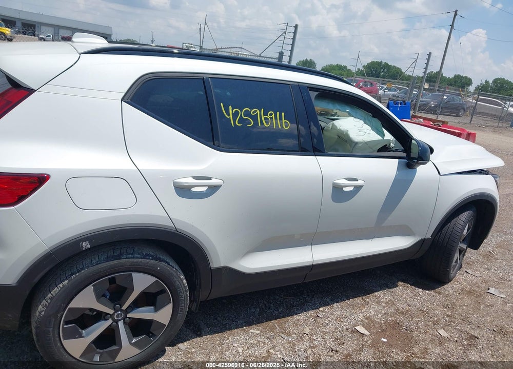 2025 VOLVO XC40 B5 PLUS DARK THEME VIN: YV4L12UC9S2582694