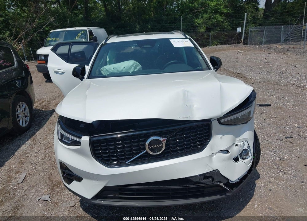 2025 VOLVO XC40 B5 PLUS DARK THEME VIN: YV4L12UC9S2582694
