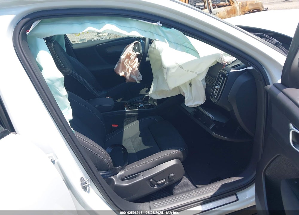 2025 VOLVO XC40 B5 PLUS DARK THEME VIN: YV4L12UC9S2582694
