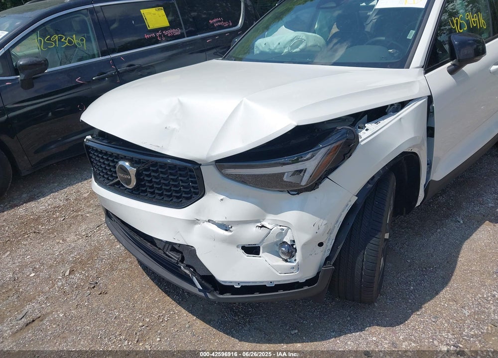 2025 VOLVO XC40 B5 PLUS DARK THEME VIN: YV4L12UC9S2582694