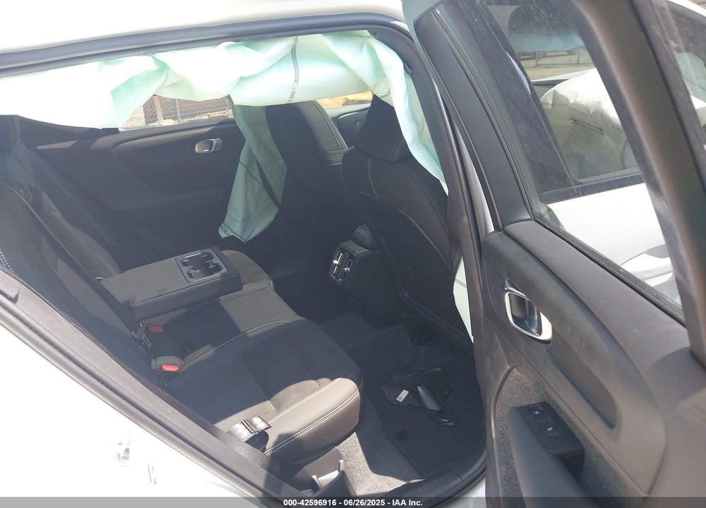 2025 VOLVO XC40 B5 PLUS DARK THEME VIN: YV4L12UC9S2582694