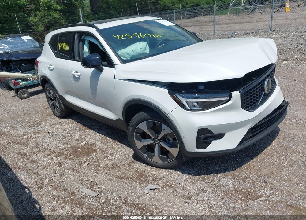 2025 VOLVO XC40 B5 PLUS DARK THEME VIN: YV4L12UC9S2582694