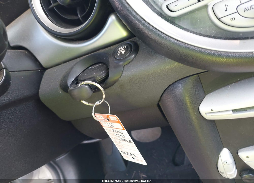 2010 MINI COOPER VIN: WMWMF3C52ATZ21447