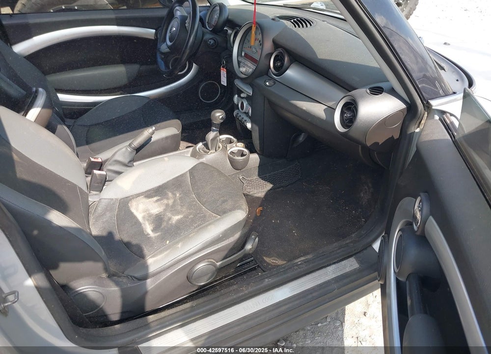 2010 MINI COOPER VIN: WMWMF3C52ATZ21447