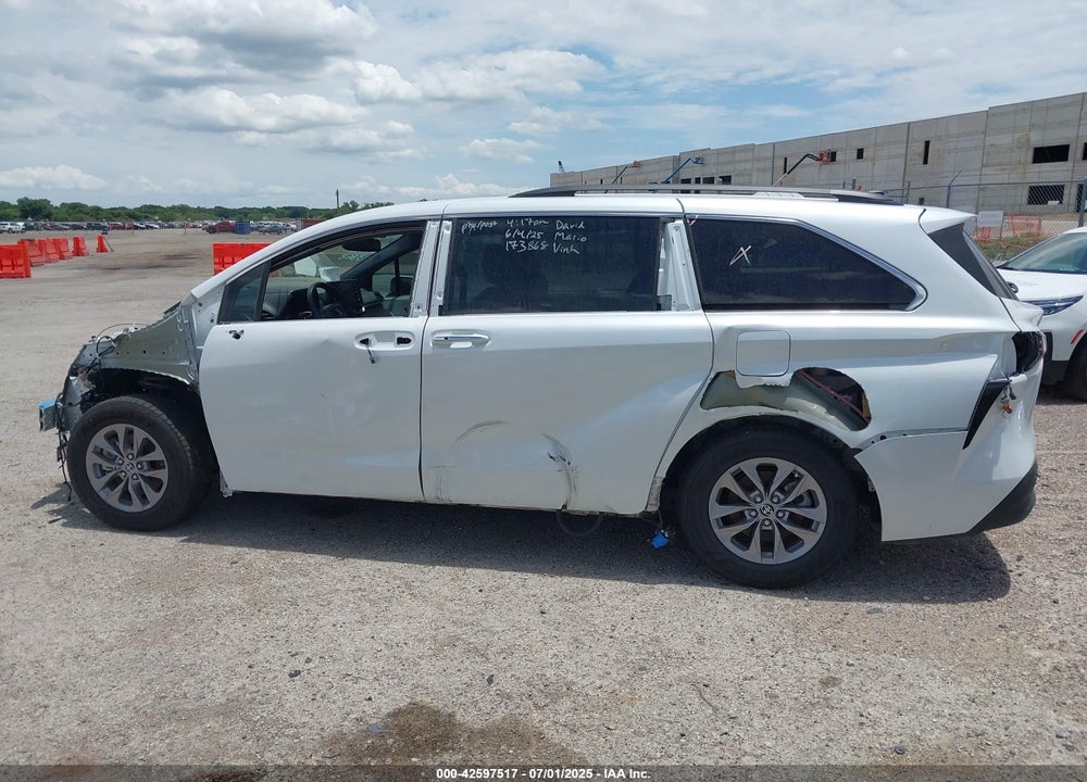 2022 TOYOTA SIENNA XLE VIN: 5TDYRKEC1NS109773