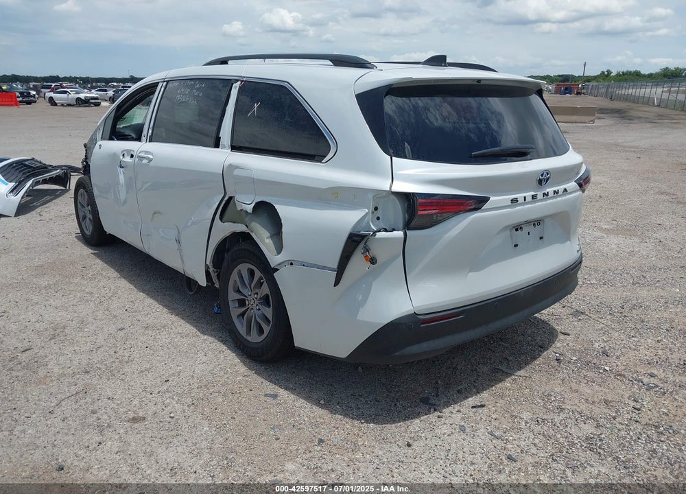 2022 TOYOTA SIENNA XLE VIN: 5TDYRKEC1NS109773