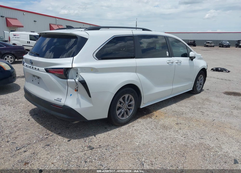 2022 TOYOTA SIENNA XLE VIN: 5TDYRKEC1NS109773