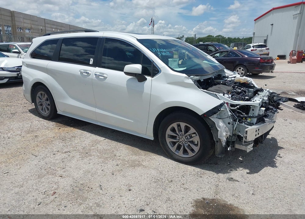 2022 TOYOTA SIENNA XLE VIN: 5TDYRKEC1NS109773