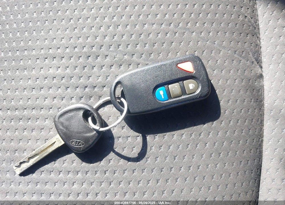 2011 KIA SORENTO VIN: 5XYKTDA18BG075427