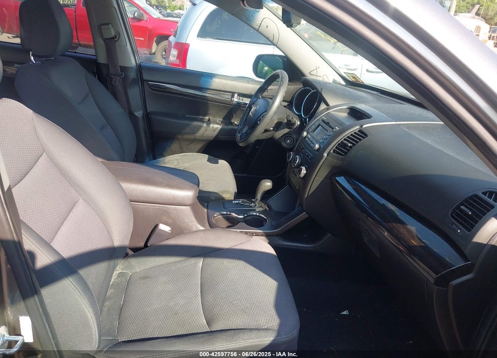 2011 KIA SORENTO VIN: 5XYKTDA18BG075427