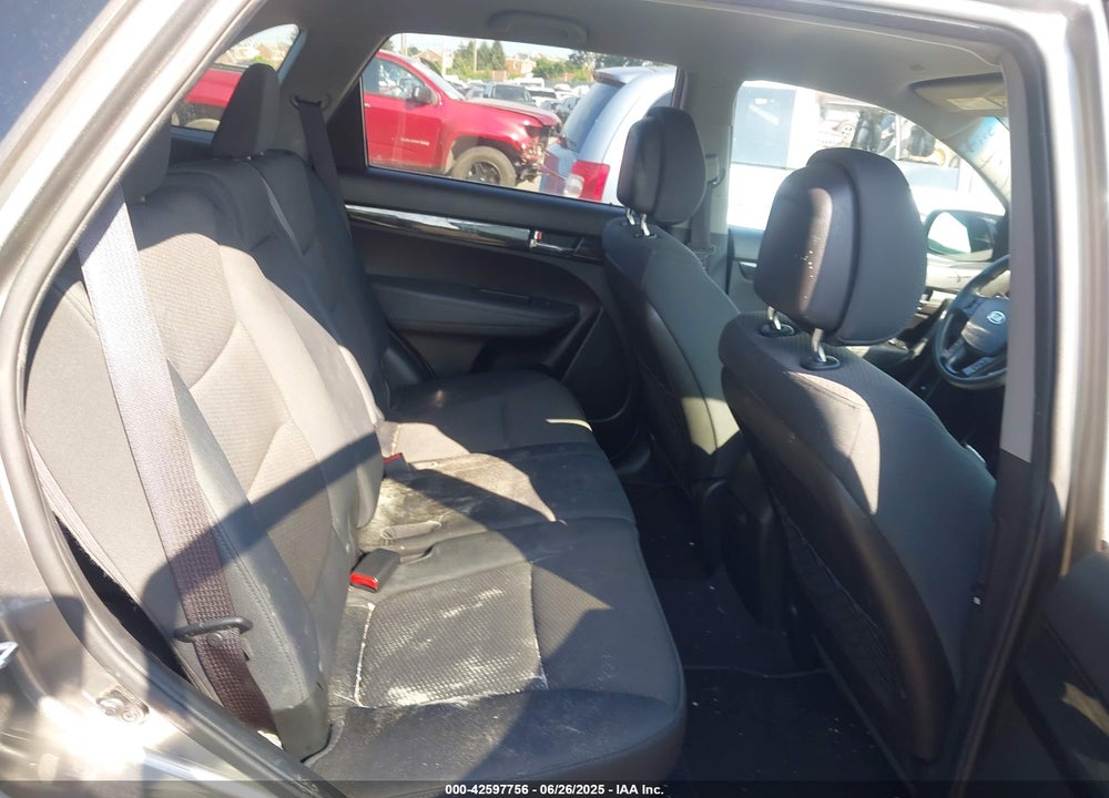 2011 KIA SORENTO VIN: 5XYKTDA18BG075427