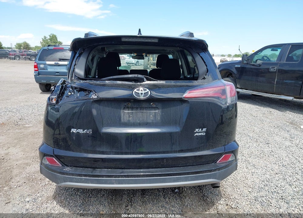 2018 TOYOTA RAV4 XLE VIN: 2T3RFREV5JW768326