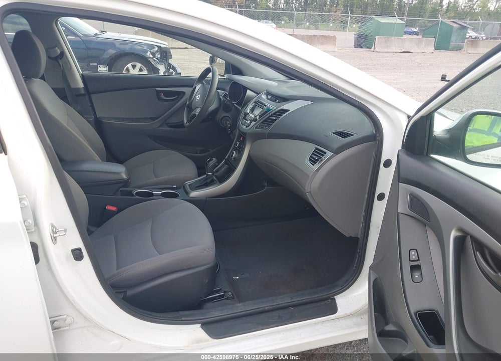 2014 HYUNDAI ELANTRA VIN: 5NPDH4AE2EH521873