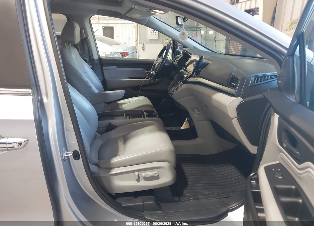 2018 HONDA ODYSSEY TOURING VIN: 5FNRL6H88JB069100