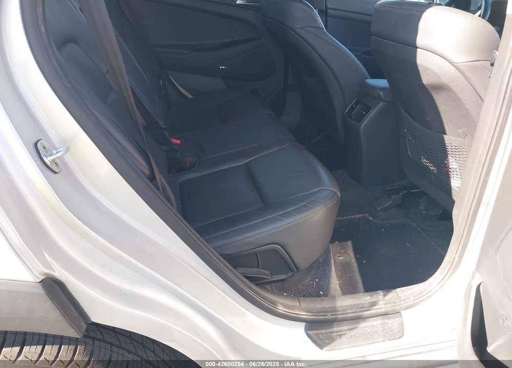2018 HYUNDAI TUCSON VIN: KM8J33A44JU631922