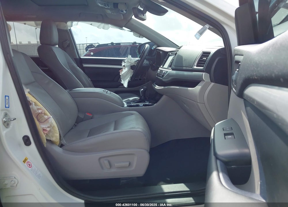2019 TOYOTA HIGHLANDER VIN: 5TDKZRFH0KS557636