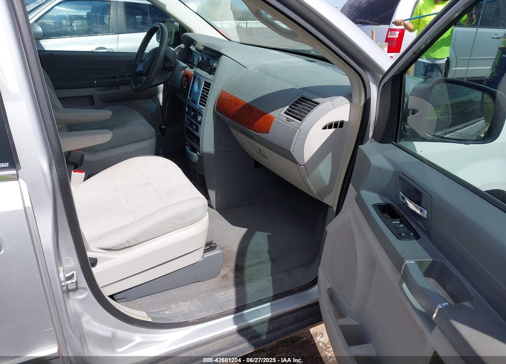 2009 CHRYSLER TOWN & COUNTRY LX VIN: 2A8HR44E89R630611