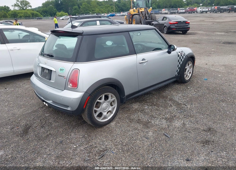 2006 MINI COOPER S VIN: WMWRE33556TJ37120