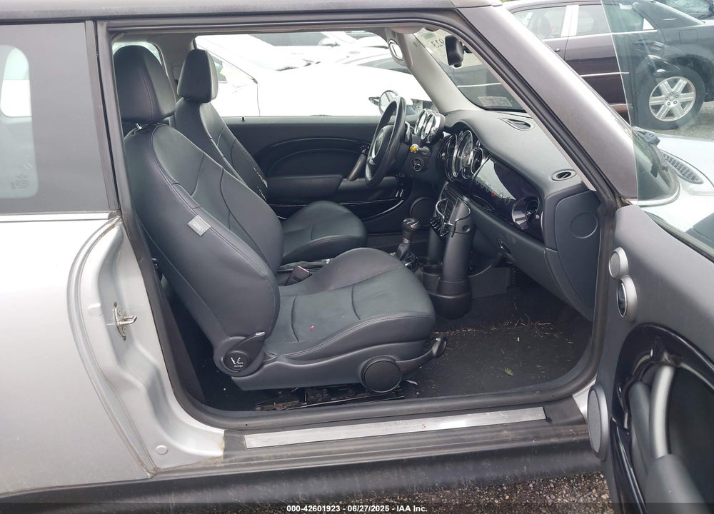 2006 MINI COOPER S VIN: WMWRE33556TJ37120
