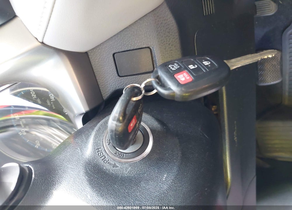 2017 TOYOTA RAV4 VIN: JTMRFREV8HJ123081