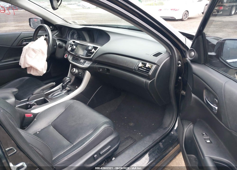2013 HONDA ACCORD VIN: 1HGCR3F88DA025375