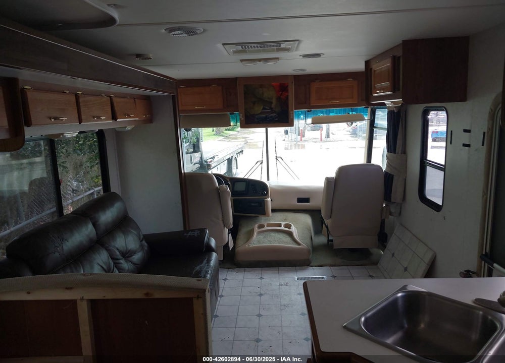 2000 GEORGETOWN MOTORHOME VIN: 4FCMF53S8YJA07718