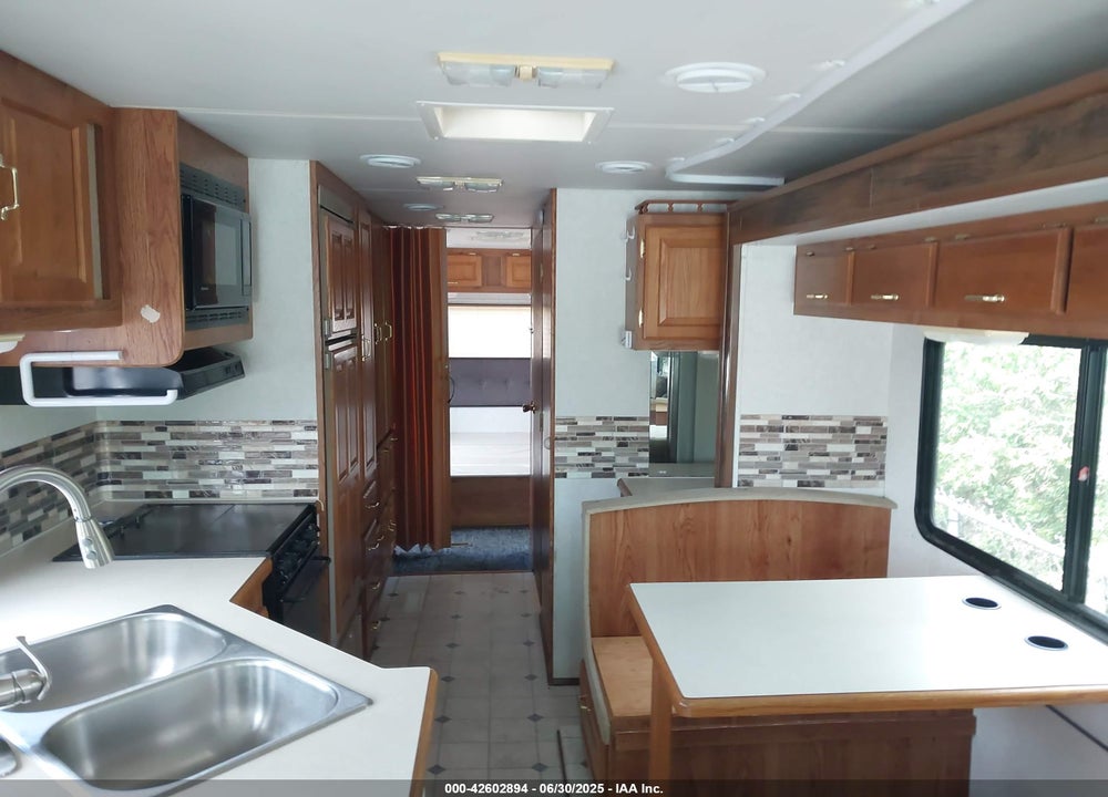2000 GEORGETOWN MOTORHOME VIN: 4FCMF53S8YJA07718