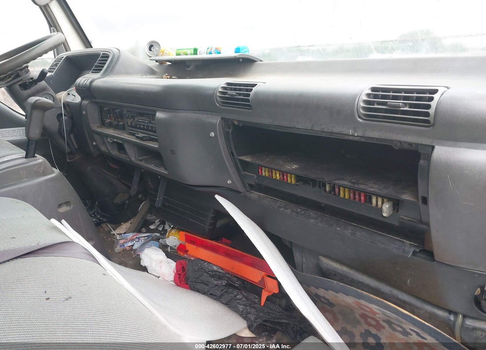 2001 ISUZU NPR VIN: JALC4B14817000334
