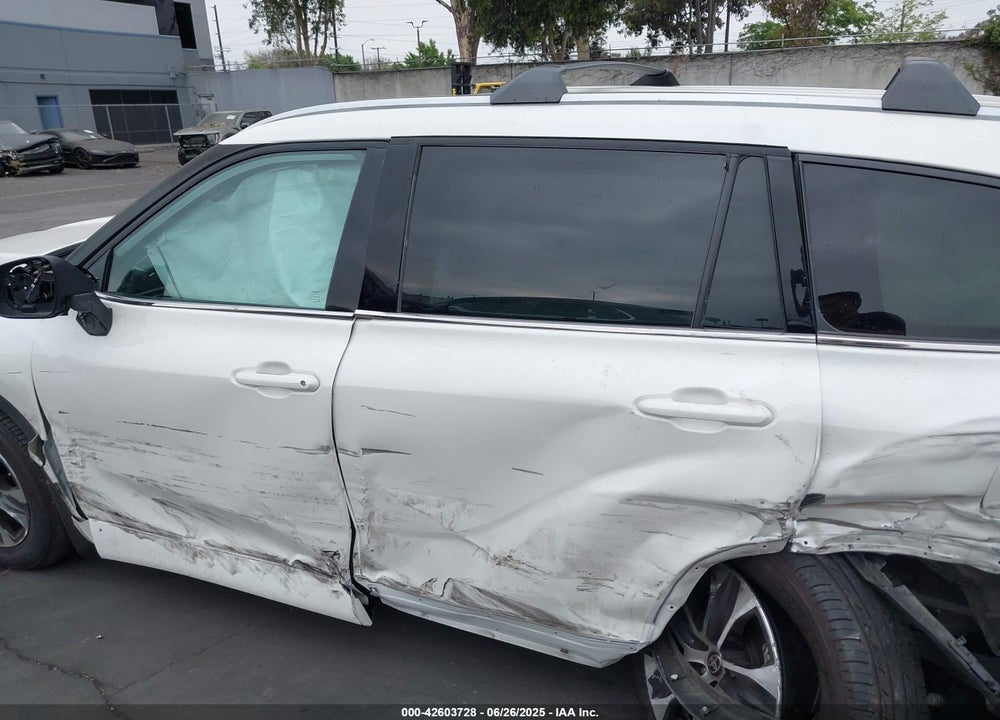2021 TOYOTA HIGHLANDER XLE VIN: 5TDHZRAH9MS515101