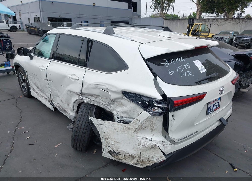 2021 TOYOTA HIGHLANDER XLE VIN: 5TDHZRAH9MS515101