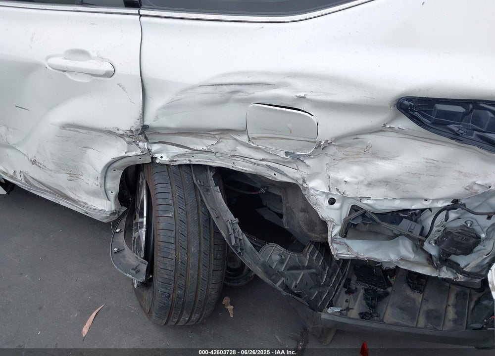 2021 TOYOTA HIGHLANDER XLE VIN: 5TDHZRAH9MS515101