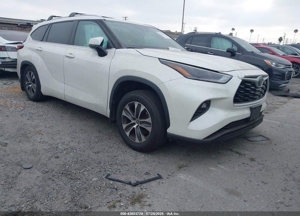 2021 TOYOTA HIGHLANDER XLE VIN: 5TDHZRAH9MS515101