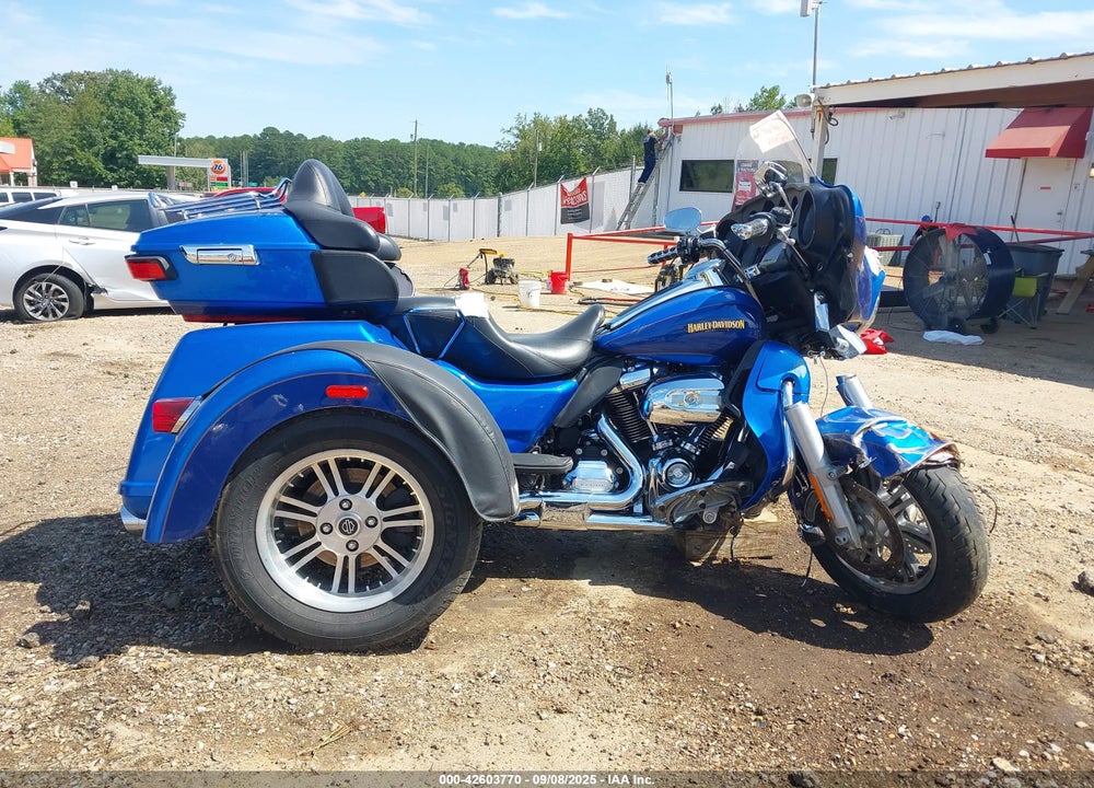 2017 HARLEY-DAVIDSON FLHTCUTG TRI GLIDE ULTRA VIN: 1HD1MAD13HB854271