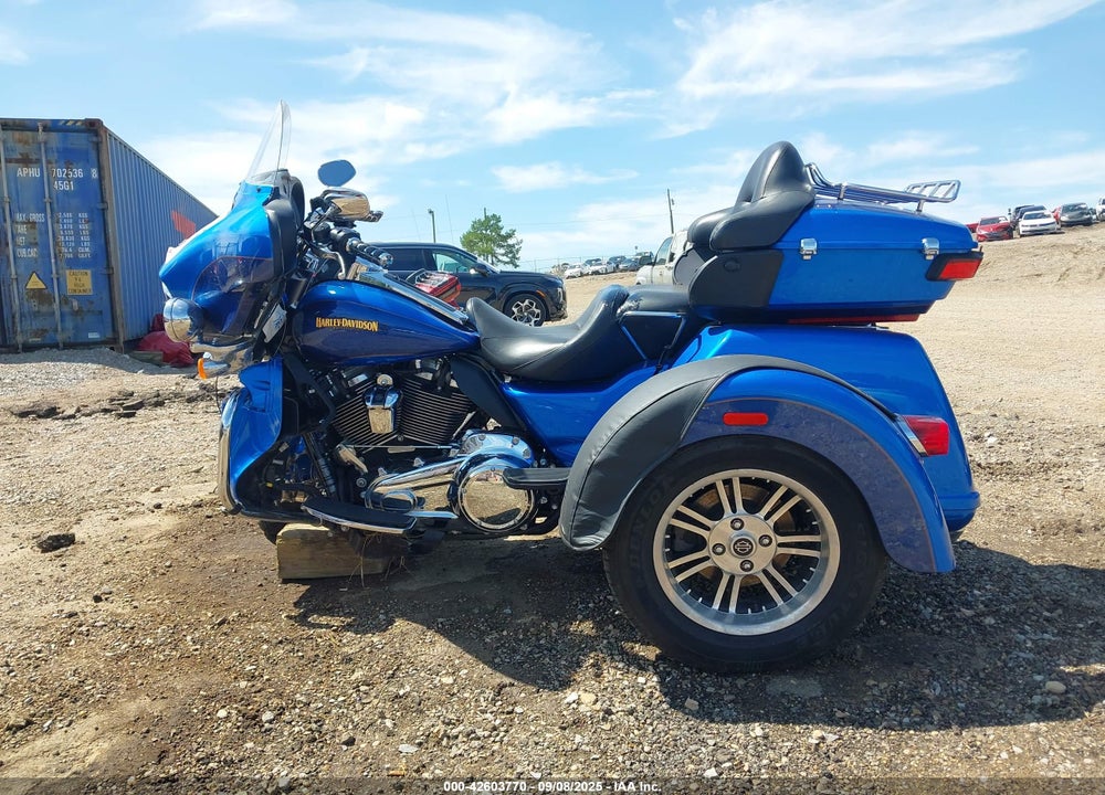 2017 HARLEY-DAVIDSON FLHTCUTG TRI GLIDE ULTRA VIN: 1HD1MAD13HB854271
